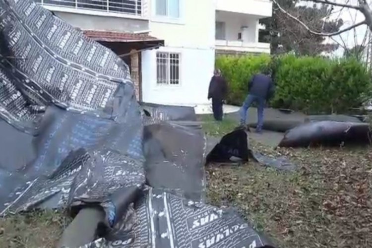 Silivri'de bir binanın &ccedil;atı par&ccedil;alarını u&ccedil;urdu
