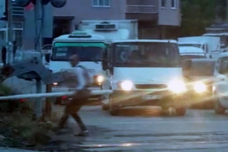 Hemzemin ge&ccedil;itteki bariyeri s&ouml;ken s&uuml;r&uuml;c&uuml;ye ceza