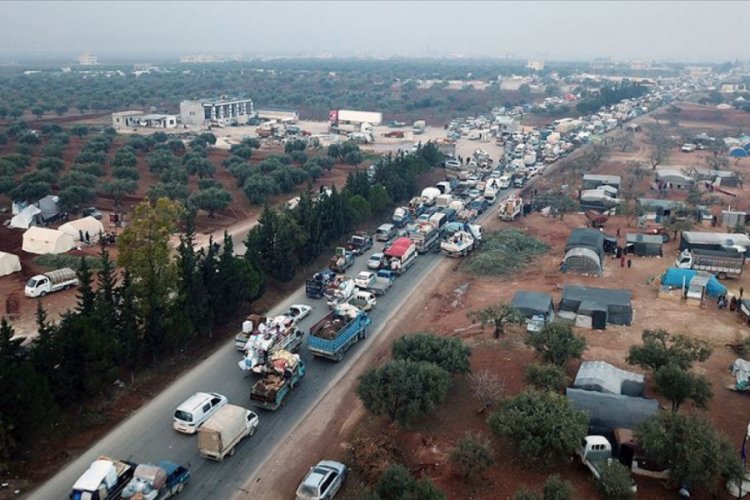 İdlib'deki saldırılardan ka&ccedil;an 20 bin sivil daha T&uuml;rkiye sınırı yakınlarına g&ouml;&ccedil; etti