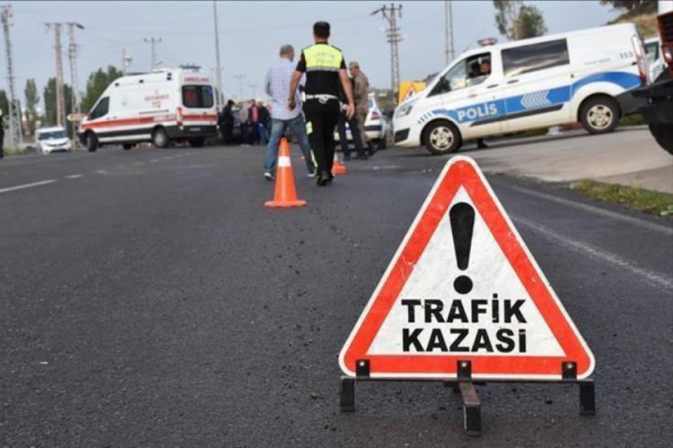 Otob&uuml;s ile tır &ccedil;arpıştı: 22 yaralı
