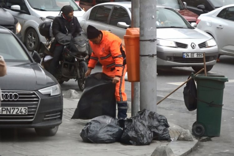 Temizlik g&ouml;revlisi fırtınada zor anlar yaşadı