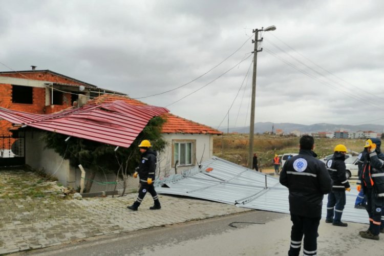 Fırtınanın etkisiyle adliyenin &ccedil;atısı u&ccedil;tu
