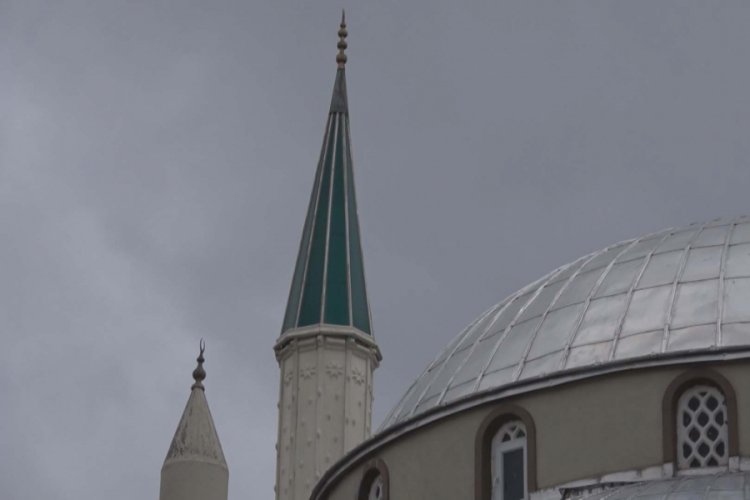 Cami minaresi fırtınada sallandı
