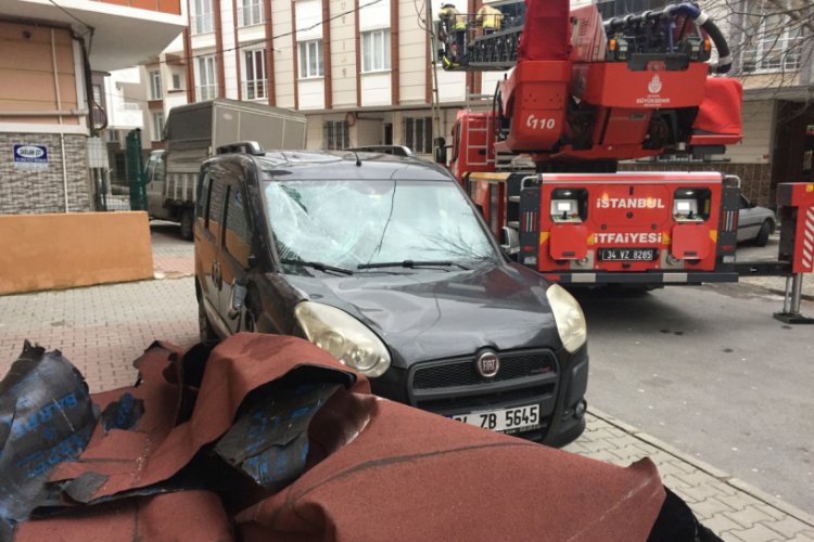Fırtınada &ccedil;atı u&ccedil;tu, hastane tabelası devrildi