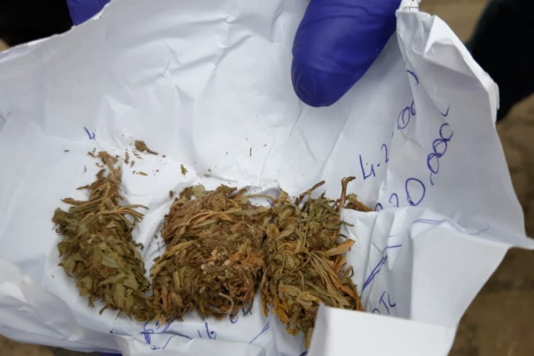 S&uuml;r&uuml;c&uuml;n&uuml;n ayakkabısından uyuşturucu &ccedil;ıktı