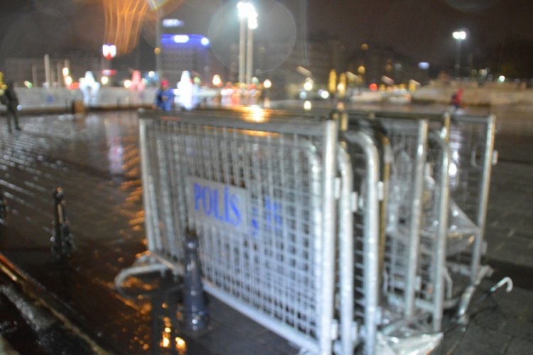Yılbaşı &ouml;ncesi Taksim Meydanı'na polis bariyerleri getirildi