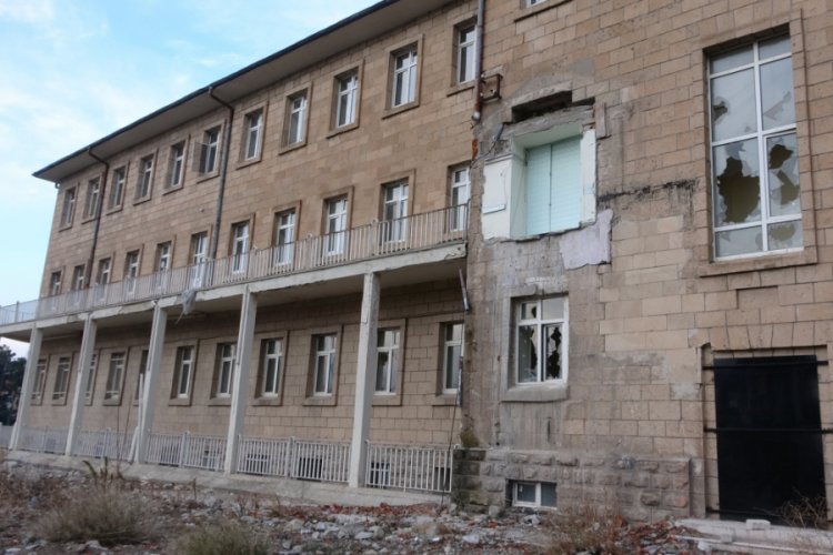 Fuhuş yapıldığı iddialarıyla g&uuml;ndeme gelen eski hastane binasında sancı s&uuml;r&uuml;yor