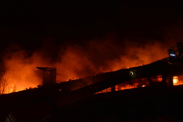 Zeytinburnu'nda dokuma fabrikasında yangın &ccedil;ıktı