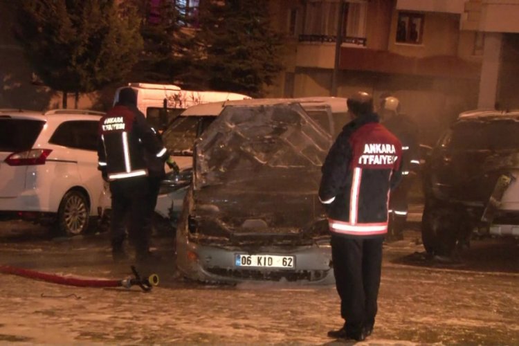 Yanan otomobilden canlarını son anda kurtardılar!