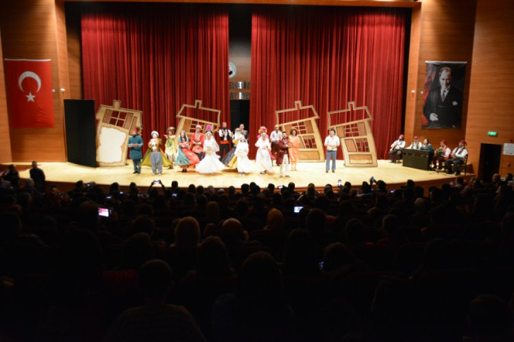 Bursa Devlet Tiyatrosu, 'Akide Şekeri' oyunuyla Kestel'de sahne aldı