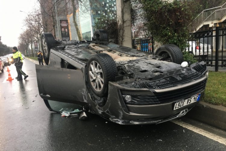 Otomobil takla attı, cadde trafiğe kapatıldı