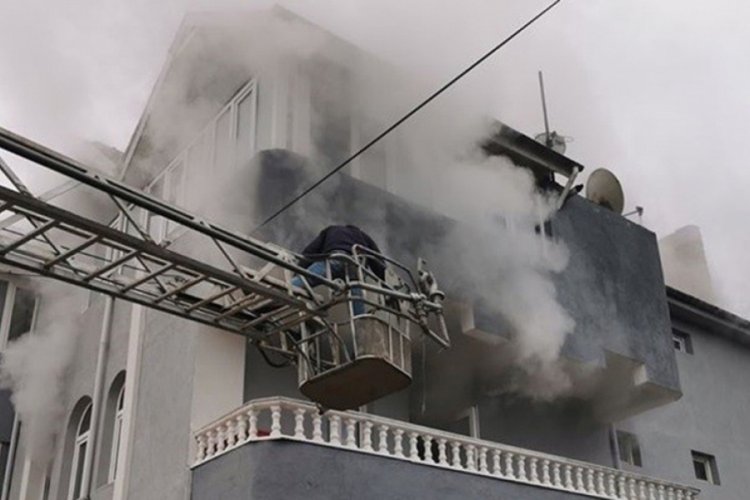 Yangında can pazarı: 1'i bebek 3 kişi dumandan etkilendi