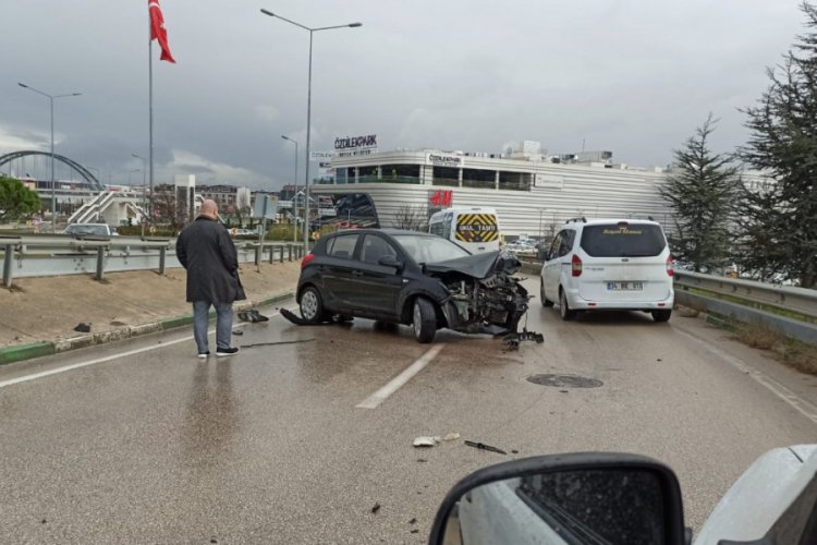 Bursa'da kayganlaşan yolda bariyerlere &ccedil;arpan s&uuml;r&uuml;c&uuml; yaralandı