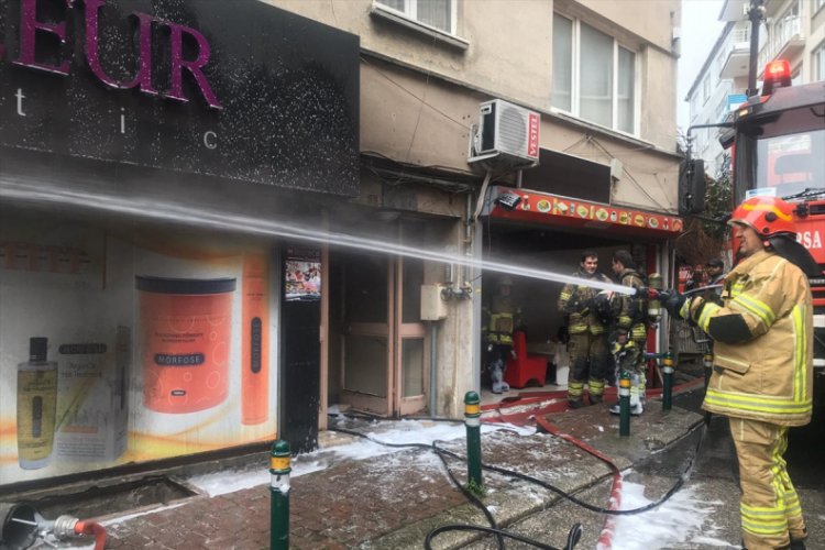 Bursa'da yangın &ccedil;ıkan apartmanda mahsur kalanları itfaiye kurtardı