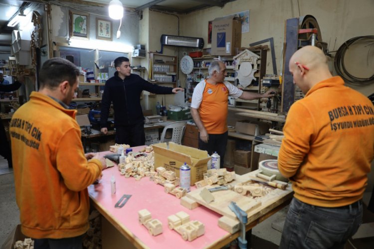 Bursa'da mahkumlar &uuml;retiyor, &ccedil;ocuklar seviniyor