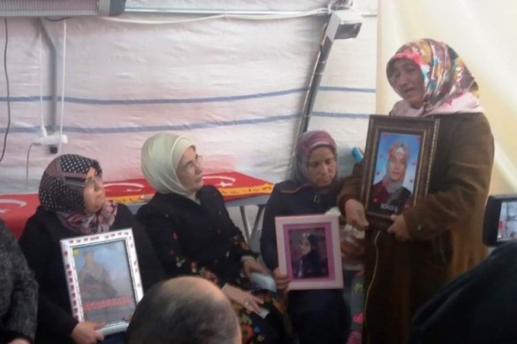 Emine Erdoğan'dan HDP &ouml;n&uuml;ndeki ailelere ziyaret