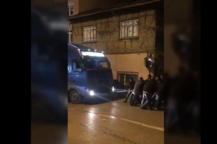 Bursa'da yolda kalan tırı vatandaşlar kurtardı