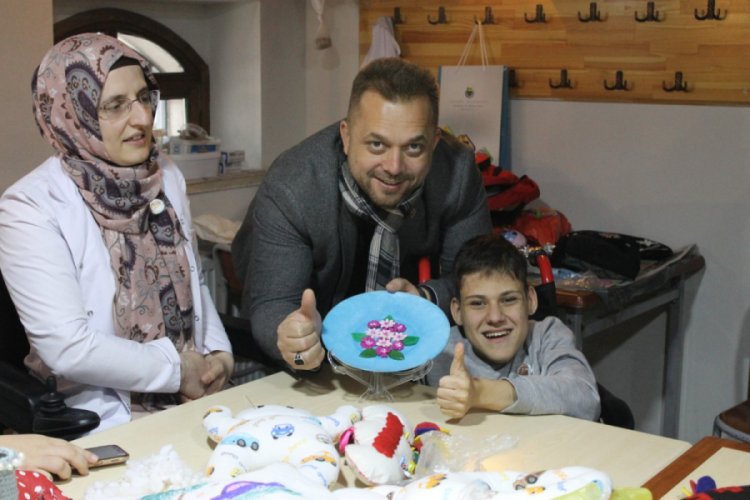 Bursa'da bedensel engelli eğitmenden, engelli &ouml;ğrencilere el sanatları kursu