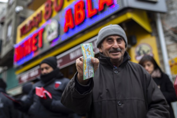 &Ccedil;ekilişe saatler kaldı, kuyruk azalmadı