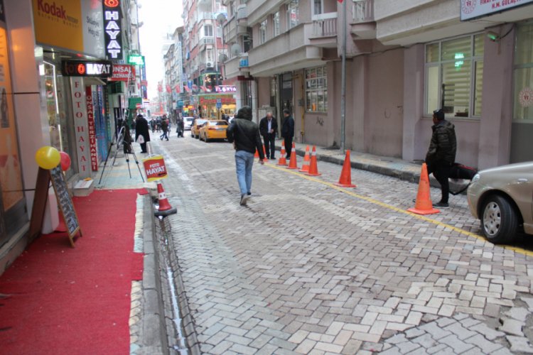 İkinci kattan taksinin &uuml;zerine d&uuml;şt&uuml;
