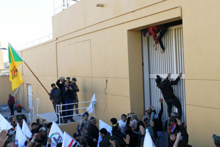 Protestocular, ABD B&uuml;y&uuml;kel&ccedil;iliğinin bir kapısını daha ateşe verdi