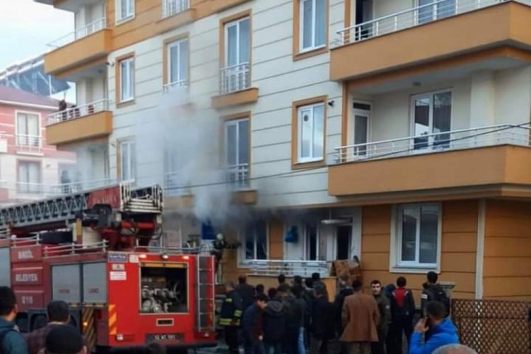 Evde &ccedil;ıkan yangın koktuttu