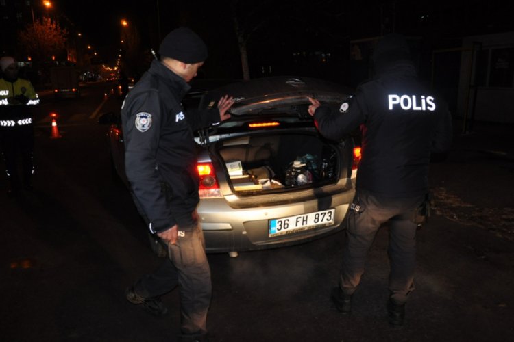 700 kişiyi zehirleyecek uyuşturucuyu bağırsaklarında sakladılar