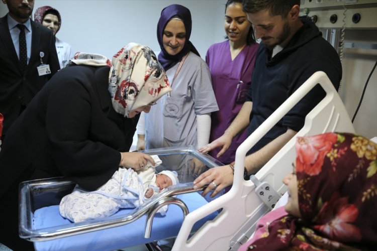 Bakan Sel&ccedil;uk'tan yeni yılın ilk bebeklerine ziyaret