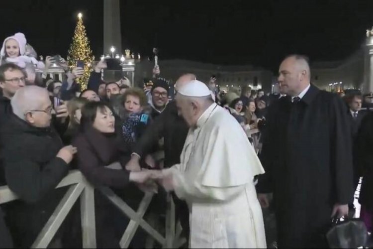 Papa Francis kadının eline vurdu