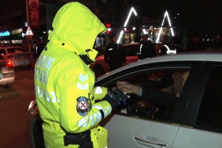 Bursa polisinin yılbaşı mesaisi sabaha kadar s&uuml;rd&uuml;