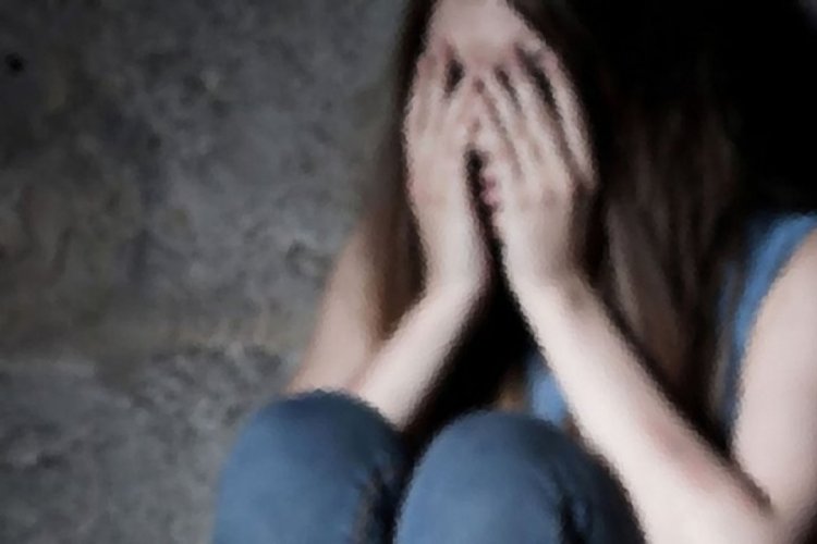 K&uuml;&ccedil;&uuml;k kıza tecav&uuml;ze kalkıştı, &ouml;ld&uuml; sanıp canlı canlı taşların altına g&ouml;md&uuml;