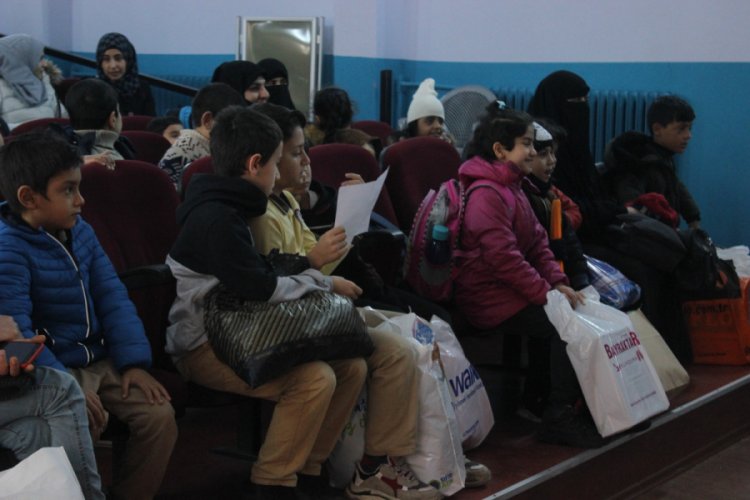 Bursa'da &ouml;ğrencilerin oteldeki ağaca astıkları dilekleri m&uuml;şteriler tarafından ger&ccedil;ekleştirildi