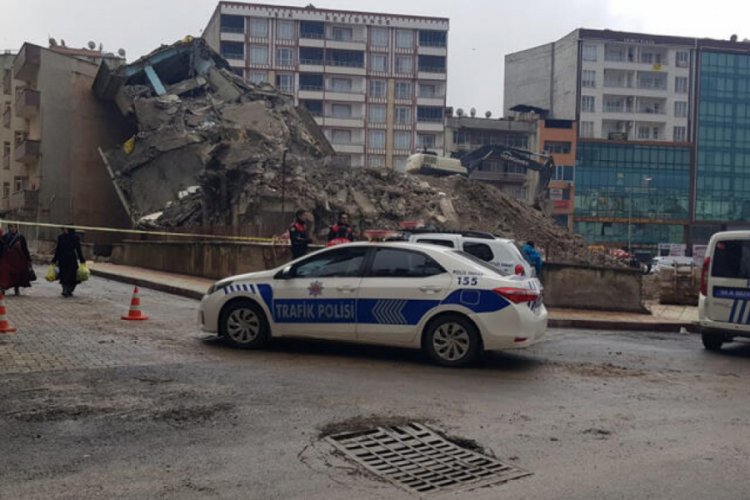 Siirt'te yıkılan bina yan yattı