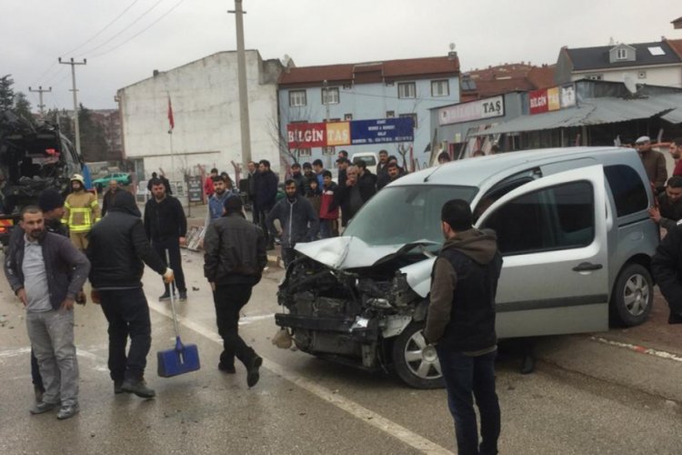 Bursa'da hafif ticari ara&ccedil;la minib&uuml;s &ccedil;arpıştı: 4 yaralı
