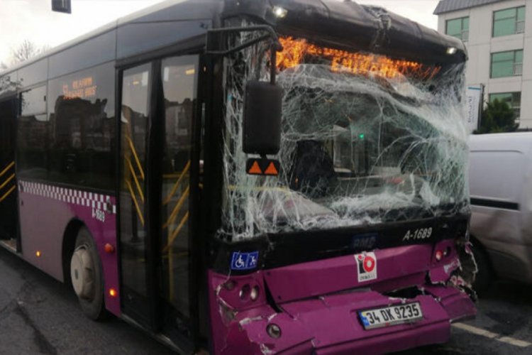 Otob&uuml;sler durakta &ccedil;arpıştı! Yaralılar var