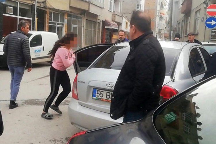 Evden ka&ccedil;an kızlarını almaya gittiler! Karakolluk oldular