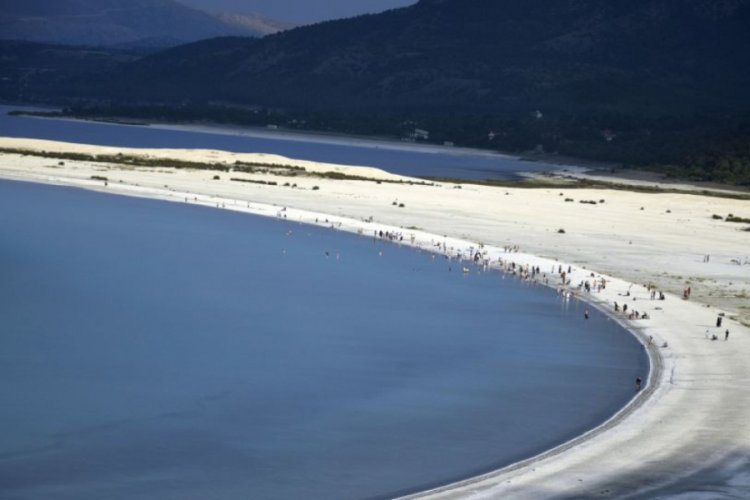 Salda G&ouml;l&uuml;'ne ziyaret&ccedil;i akını