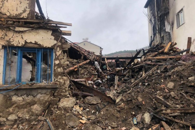 Ev ve iki samanlık yangında kullanılamaz hale geldi