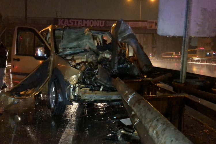 Hafif ticari ara&ccedil; bariyerlere ok gibi saplandı: 1 ağır yaralı