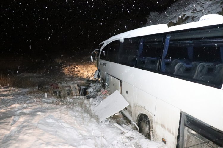 Erzincan'da yolcu otob&uuml;s&uuml;n&uuml;n iş makinesine &ccedil;arpması sonucu 17 kişi yaralandı