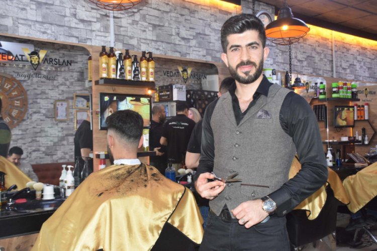 Y&uuml;z kusurlarını kapatarak sa&ccedil; kesiyor
