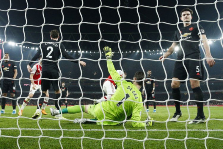 Arsenal, Manchester United'ı ilk yarıda devirdi