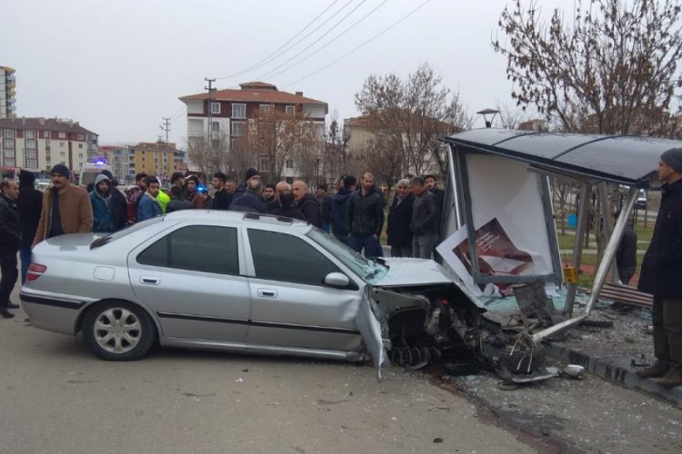 Otomobil otob&uuml;s durağına &ccedil;arptı