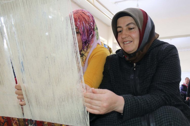 Binlerce d&uuml;ğ&uuml;m olan halılar 4 bin liraya satılacak