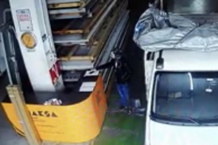 Bir şahıs iş yerinden cep telefonu &ccedil;alarak kayıplara karıştı