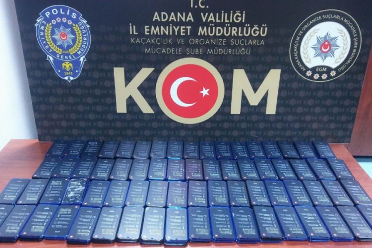 Otob&uuml;steki bidonlar i&ccedil;inde piyasa değeri 300 bin lira olan 140 akıllı telefon &ccedil;ıktı