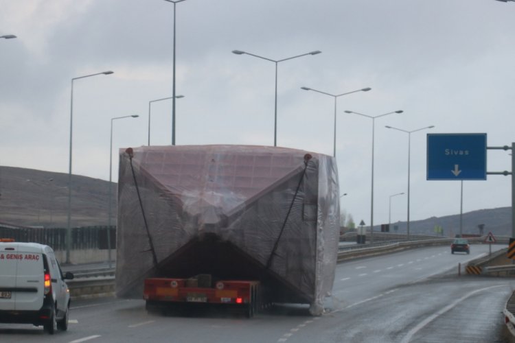 Trabzon'a g&ouml;t&uuml;r&uuml;len 30 tonluk dev buhar kazanı Sivas'tan ge&ccedil;ti