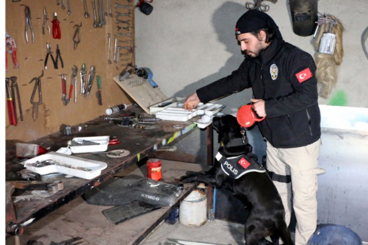 'Zeta'lı aramada uyuşturucu ele ge&ccedil;irildi; 5 g&ouml;zaltı