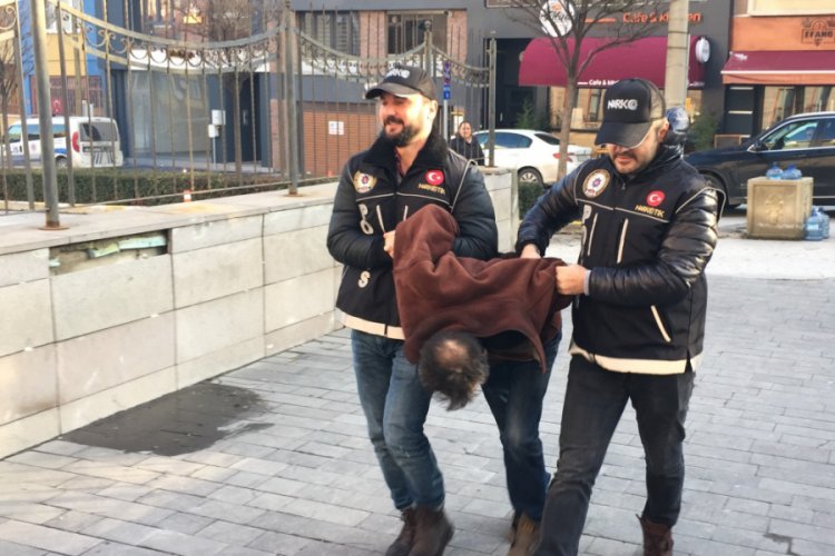 Y&uuml;z&uuml;n&uuml; gizlenmeye &ccedil;alışan uyuşturucu zanlısı polise yalvardı