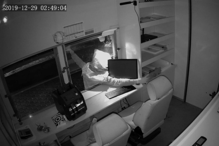 Mobil PTT şubesinden para &ccedil;aldı, ayakkabısı ele verdi